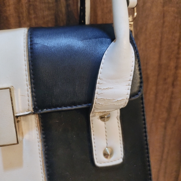 White and black spacious bag - Picture 14 of 16